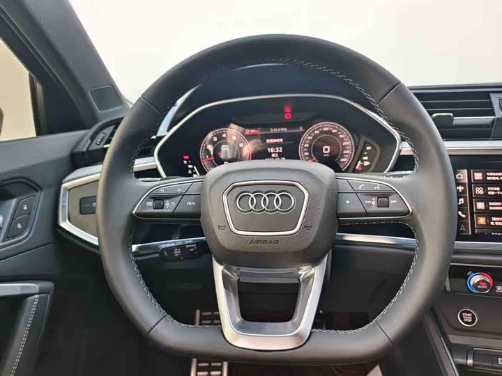 Фото 8 - Audi Q3
