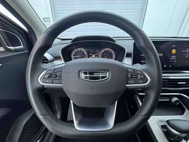 Фото 5 - Geely Coolray