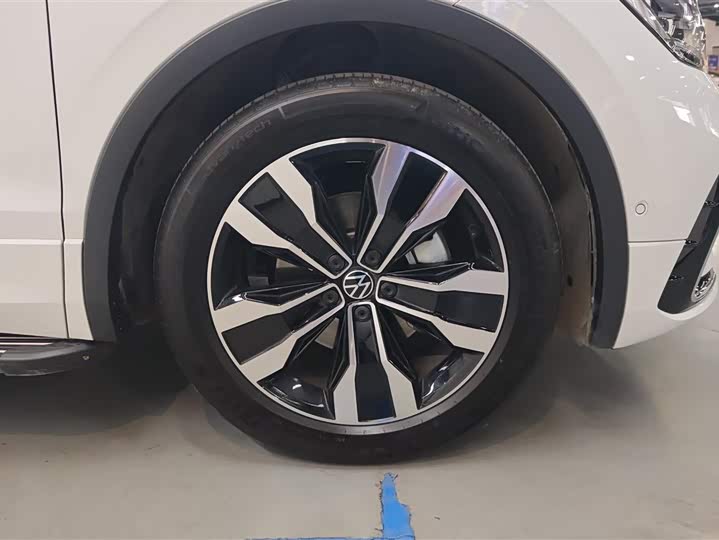 Фото 6 - Volkswagen Tiguan L Pro