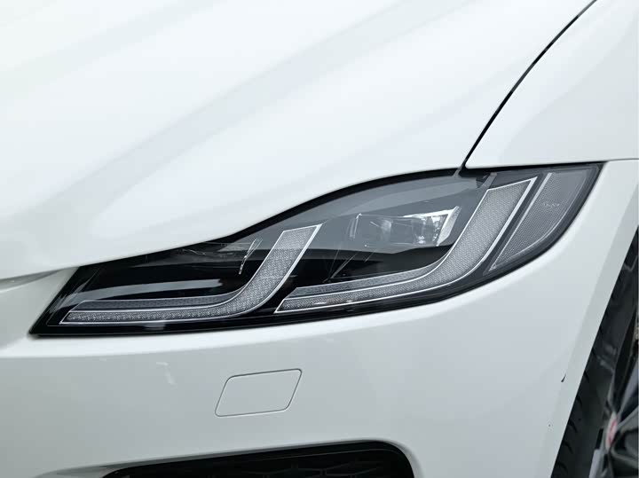 Фото 9 - Jaguar F-Pace