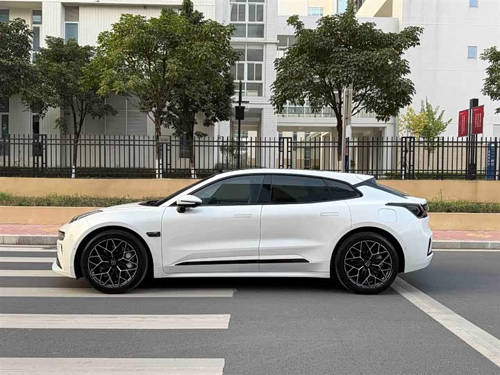 Фото 6 - Zeekr 001