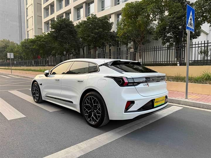 Фото 8 - Zeekr 001