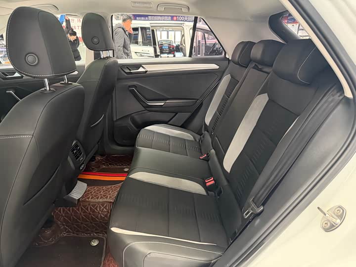 Фото 8 - Volkswagen T-Roc