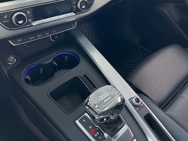 Фото 5 - Audi A4L