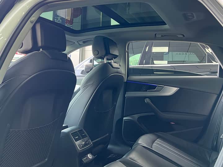 Фото 8 - Audi A4L