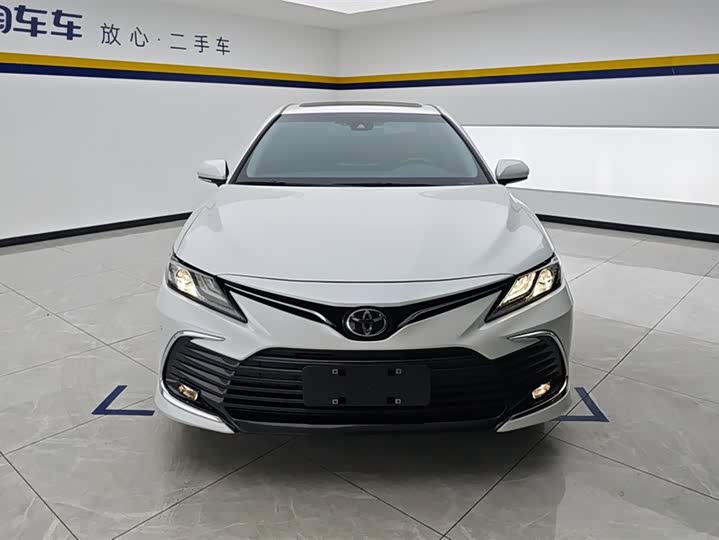 Фото 2 - Toyota Camry