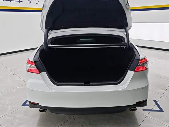 Фото 4 - Toyota Camry