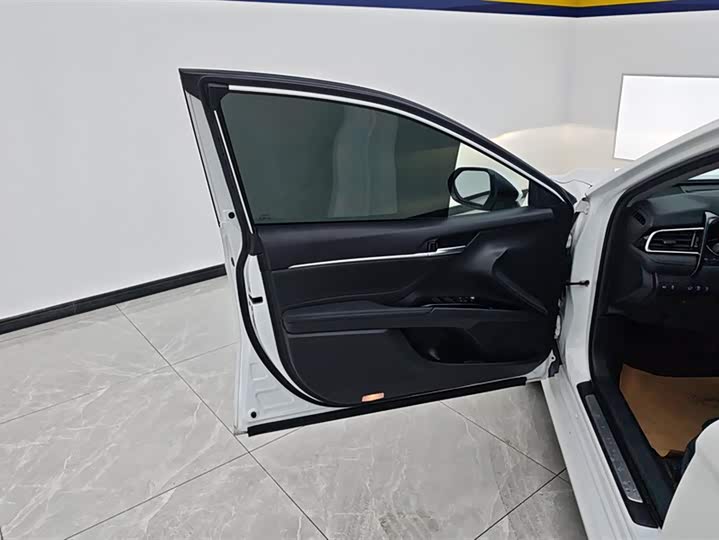 Фото 7 - Toyota Camry