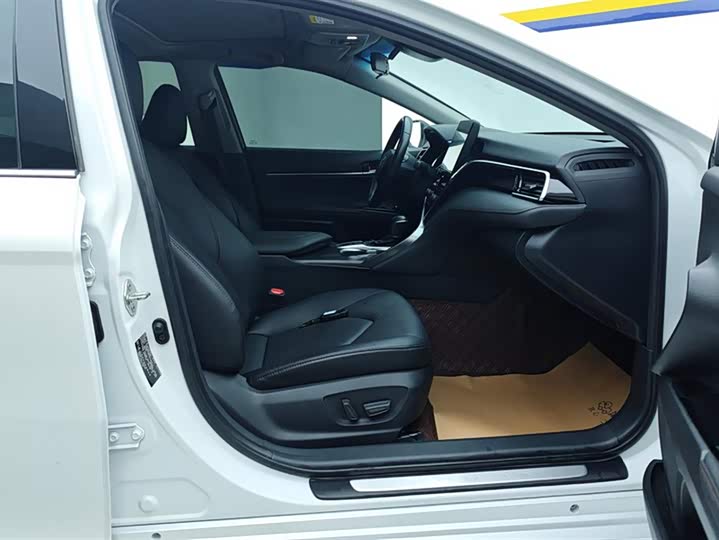 Фото 8 - Toyota Camry