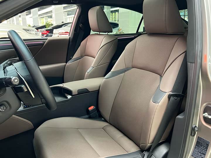 Фото 9 - Lexus ES