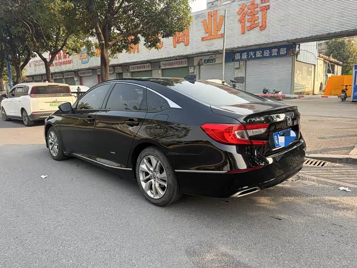 Фото 4 - Honda Accord