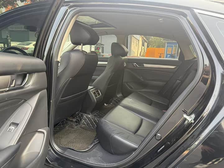 Фото 8 - Honda Accord