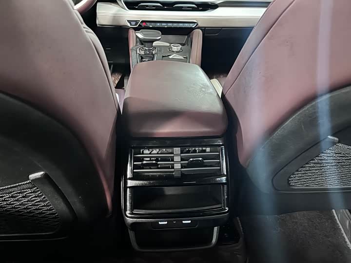 Фото 9 - Geely Monjaro