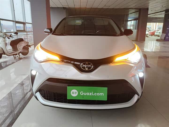 Фото 3 - Toyota C-HR