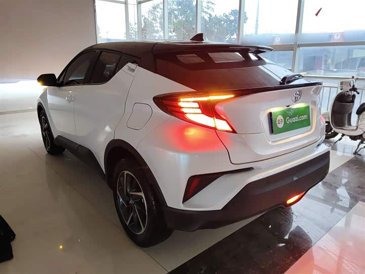 Фото 5 - Toyota C-HR