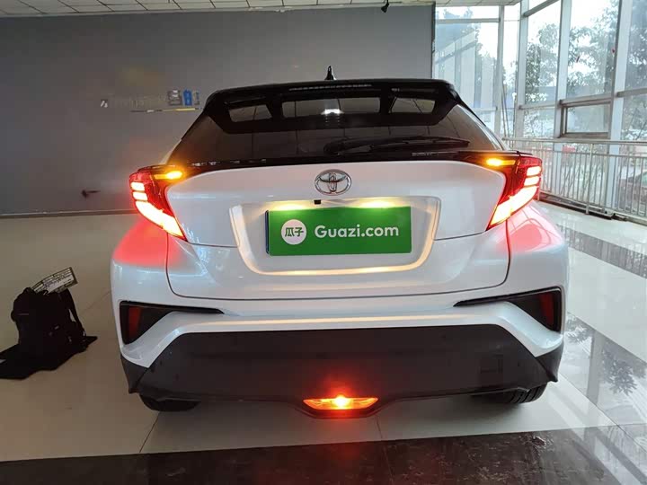 Фото 6 - Toyota C-HR