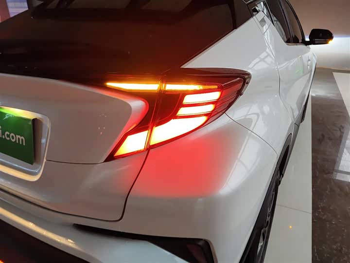 Фото 8 - Toyota C-HR