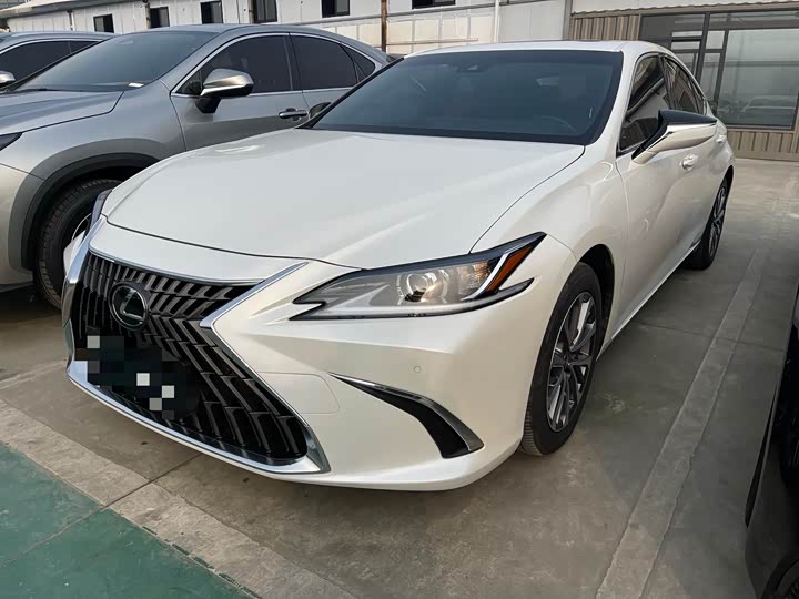 Фото 1 - Lexus ES