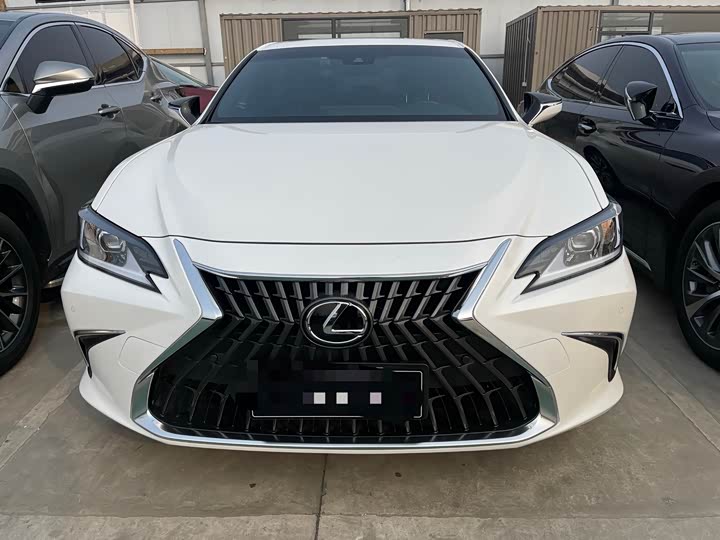 Фото 2 - Lexus ES