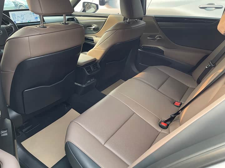 Фото 6 - Lexus ES