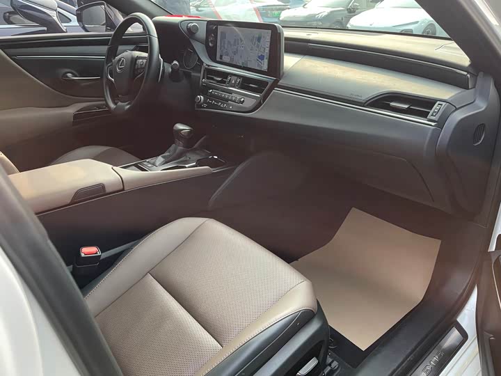 Фото 7 - Lexus ES