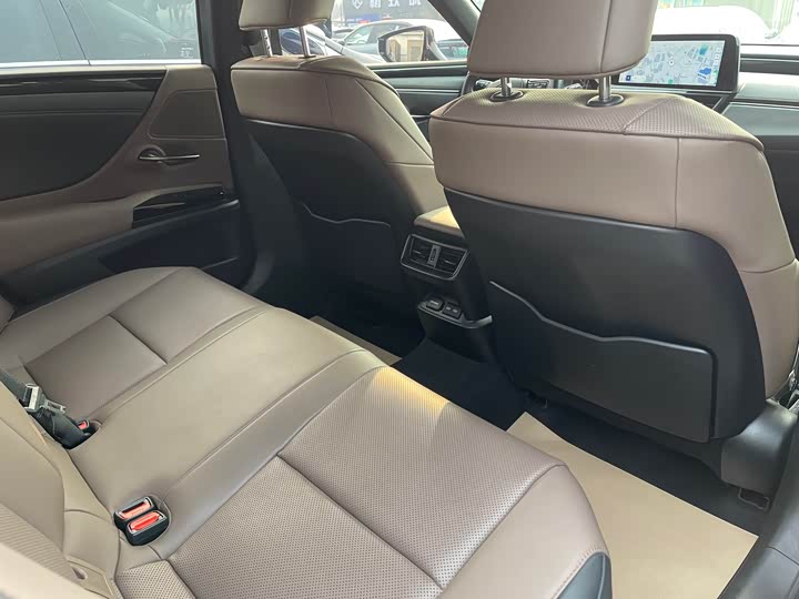 Фото 8 - Lexus ES