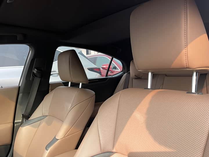 Фото 9 - Lexus ES