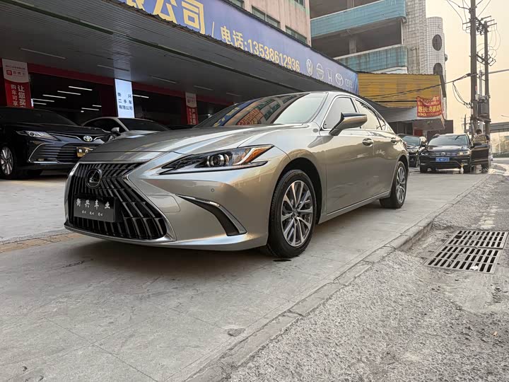 Фото 1 - Lexus ES