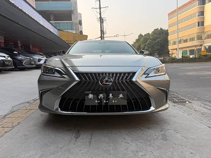 Фото 2 - Lexus ES
