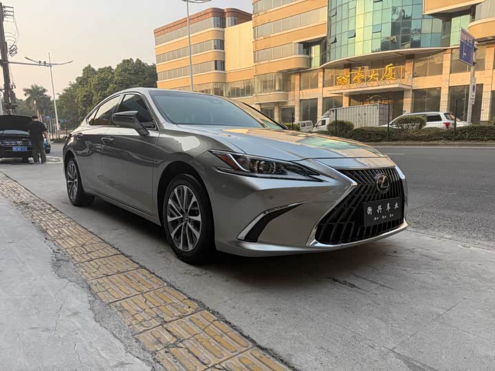 Фото 3 - Lexus ES
