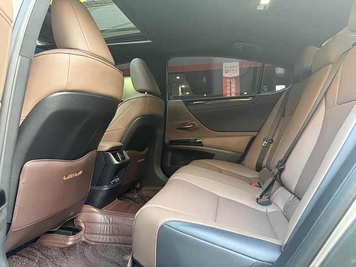 Фото 9 - Lexus ES