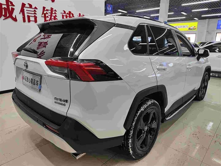 Фото 4 - Toyota RAV4