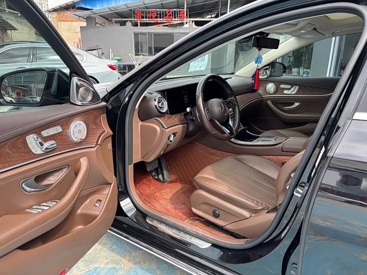 Photo 9 - Mercedes-Benz E-Class