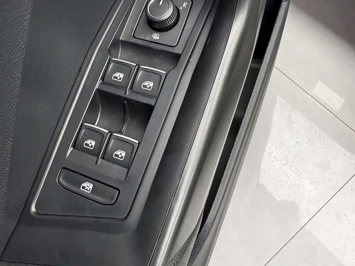 Фото 8 - Volkswagen T-Roc