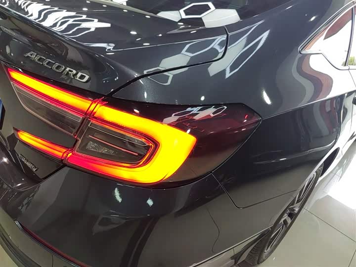 Фото 8 - Honda Accord