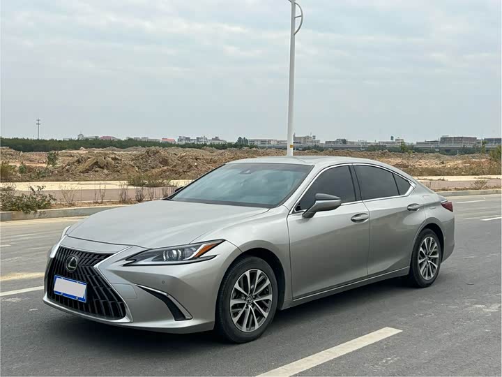 Фото 1 - Lexus ES