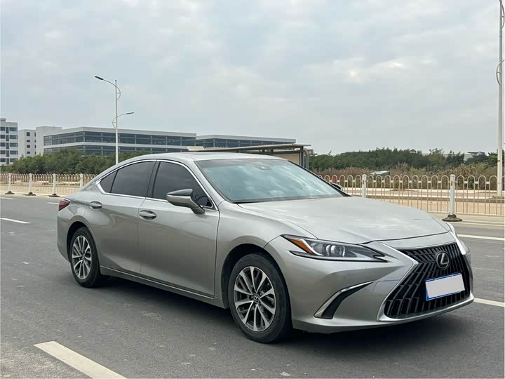 Фото 3 - Lexus ES