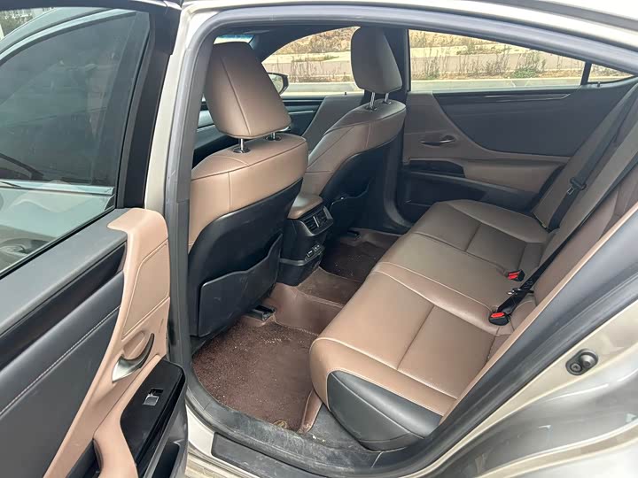 Фото 6 - Lexus ES