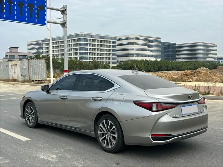 Фото 7 - Lexus ES