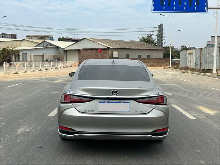 Фото 8 - Lexus ES