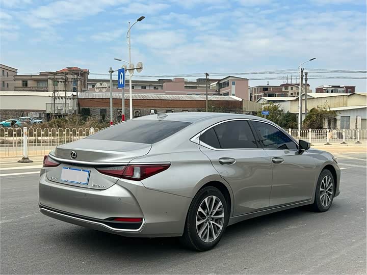 Фото 9 - Lexus ES