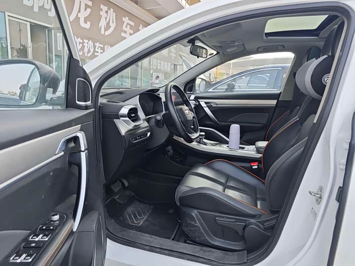 Фото 4 - Geely Coolray