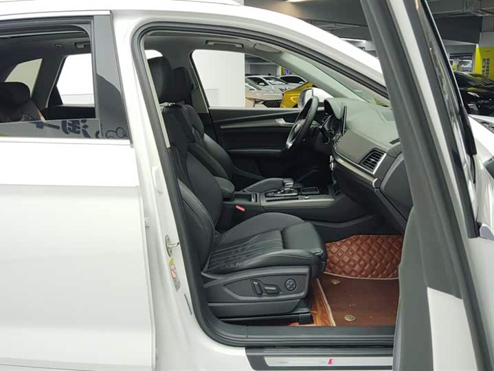 Фото 8 - Audi Q5L