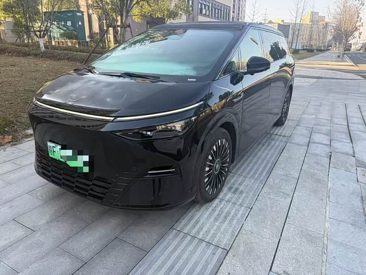 Фото 2 - XPeng X9