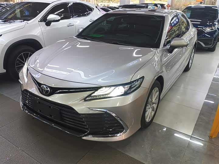 Фото 2 - Toyota Camry