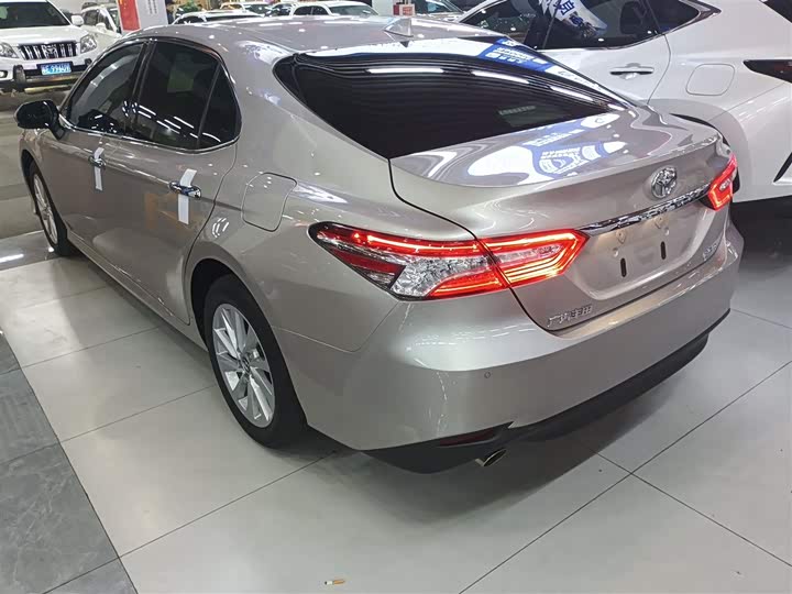 Фото 5 - Toyota Camry