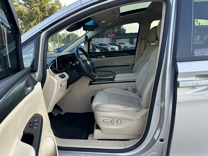 Фото 4 - Buick GL8 ES