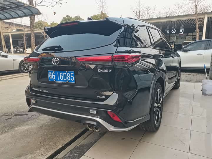 Фото 9 - Toyota Crown Kluger