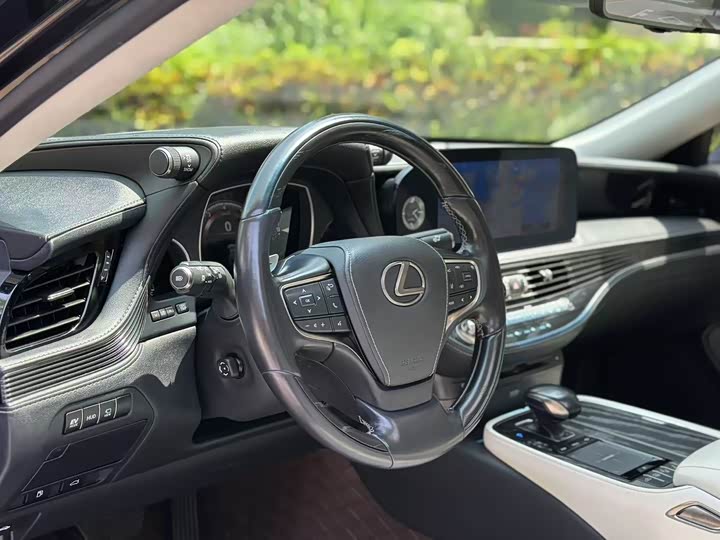 Фото 6 - Lexus LS