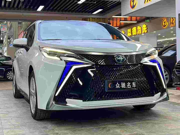 Фото 1 - Toyota Sienna